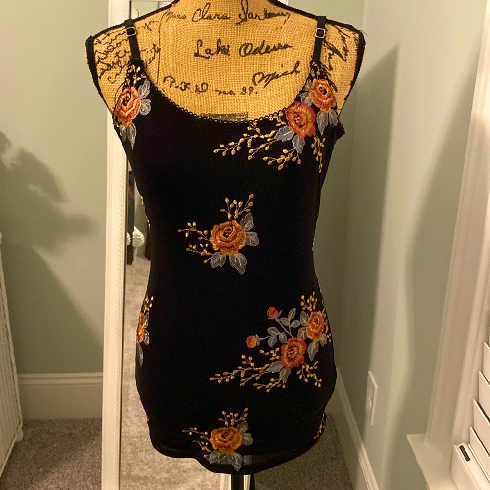 Gimmicks embroidered tank top w/ adjustable straps, size S.